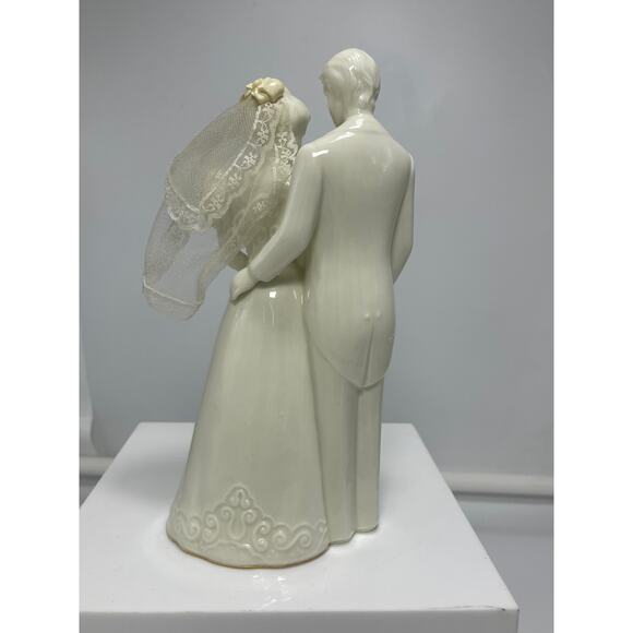 San Francisco Music Box White Porcelain Bride Groom Figurine Plays Wedding March - Picture 3 of 8